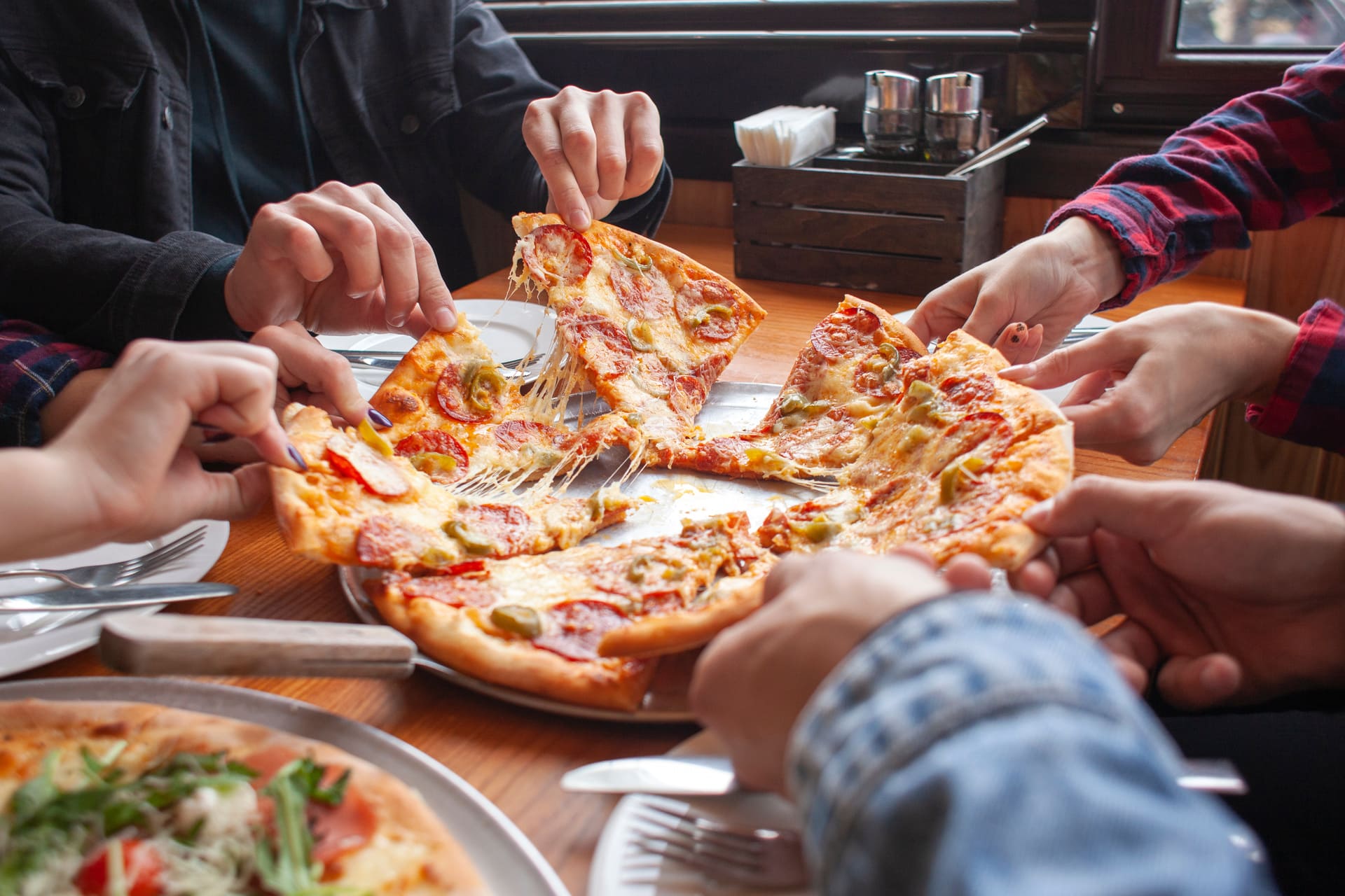 des pizzas et des plats cuisines sur place ou a emporter
